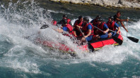 Sensasi Rafting di Sungai Air Panas, Wow Gini Rasanya!