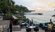 Menyaksikan Sunset dan Deburan Ombak di Rock Bar Bali: Pengalaman Tak Tertandingi