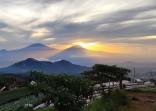 Inilah Tempat Wisata Paling Indah se-Indonesia Dikelilingi 5 Gunung Sekaligus, Udara Segar Masih Asri!
