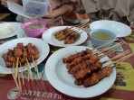 Sate Sapi Legendaris 3 Ribu di Bogor! 50 Tahun Ngebul dan Masih Ramai Antrian!