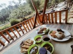 Tempat Makan Tepi Sungai di Bogor Pilihan Ideal untuk Makan-makan Bersama Keluarga