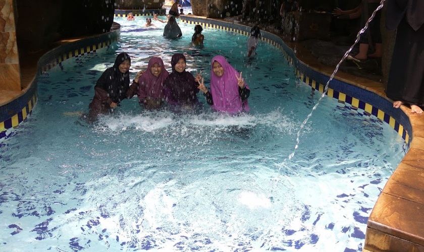 Mencoba Sensasi Berenang Malam Hari di MarcoPolo Water Adventure Bogor