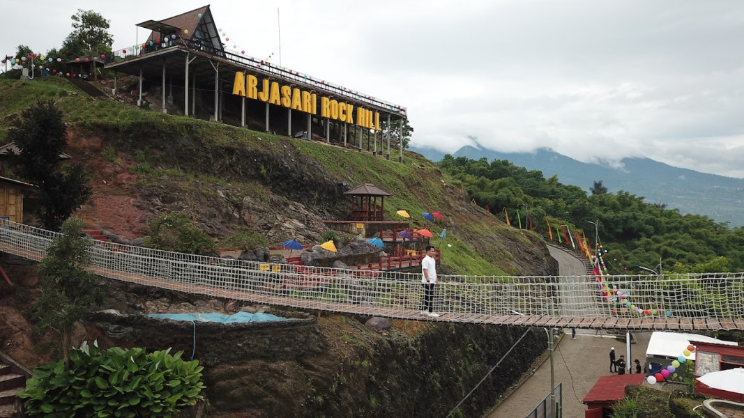 Nggak Bosen ke Lembang Mulu? Main dong ke Arjasari Rock Hill: Destinasi Wisata Baru di Bandung yang Anti Dusel-duselan