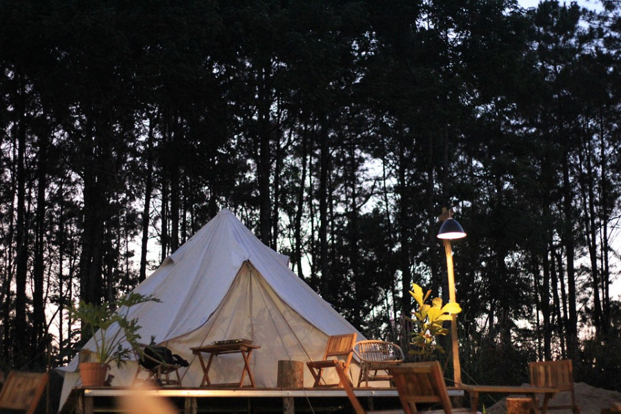 Camping Mewah Pinggir Sungai di Pangalengan, Cocok Jadi Venue Kado Pernikahan
