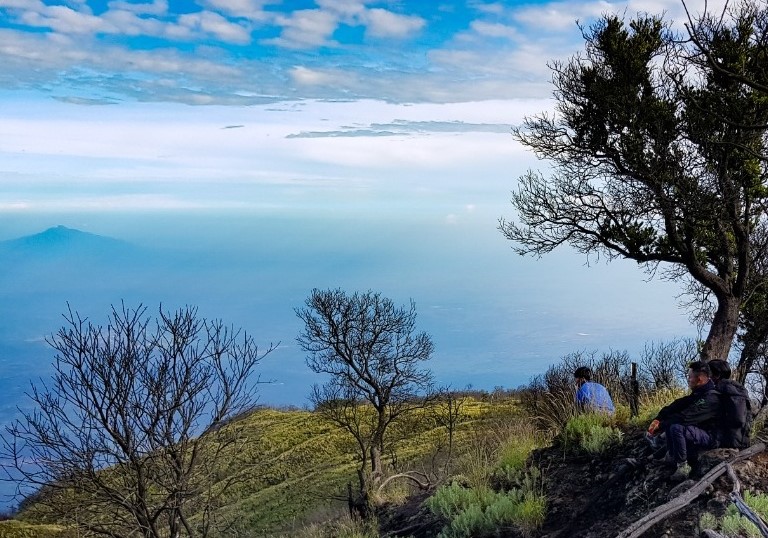 Wisata Samudera Awan Tertinggi di Jawa Barat Ini Favorit Pecinta Alam