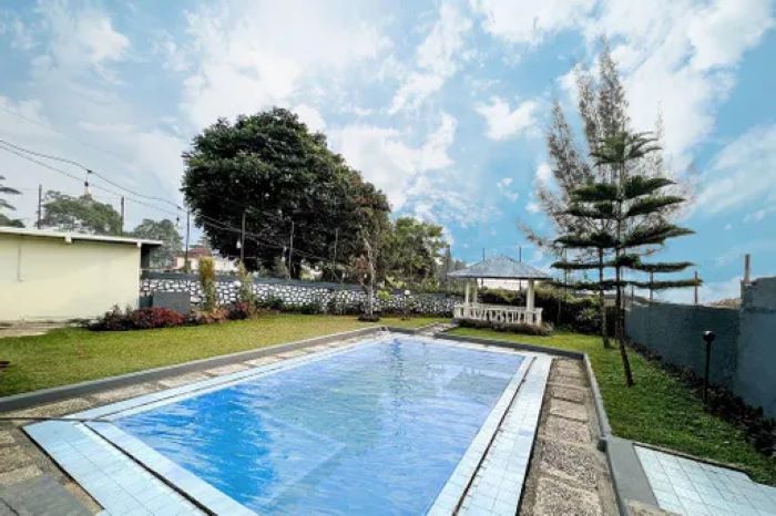 Villa Keluarga Murah di Puncak Bogor Akses Mudah Kapasitas Besar Pemandangannya Cakep!