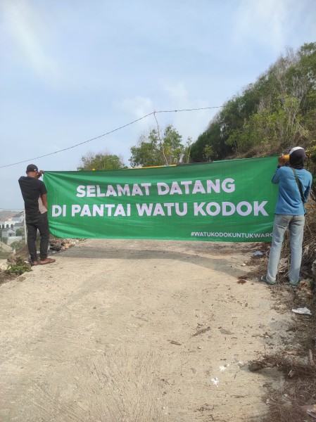 Warga Pantai Watu Kodok Bentangkan Spanduk Selamat Datang, Bentuk Perlawanan Terhadap Ketidakadilan