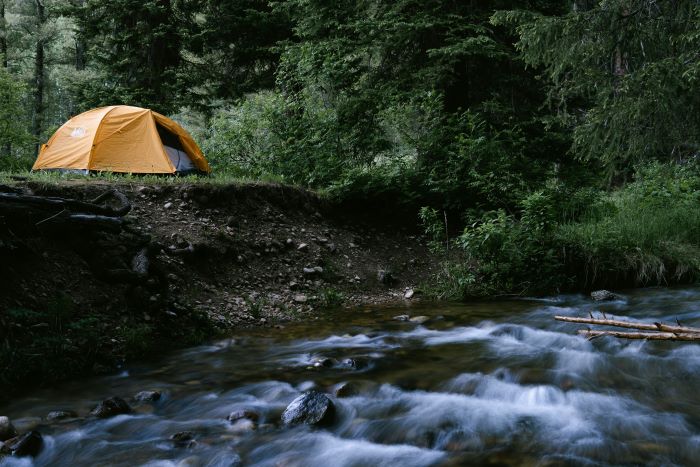 Liburan Seru Nginap di Tepi Sungai di Camping Riverside Puncak Bogor Pemandangannya Juara