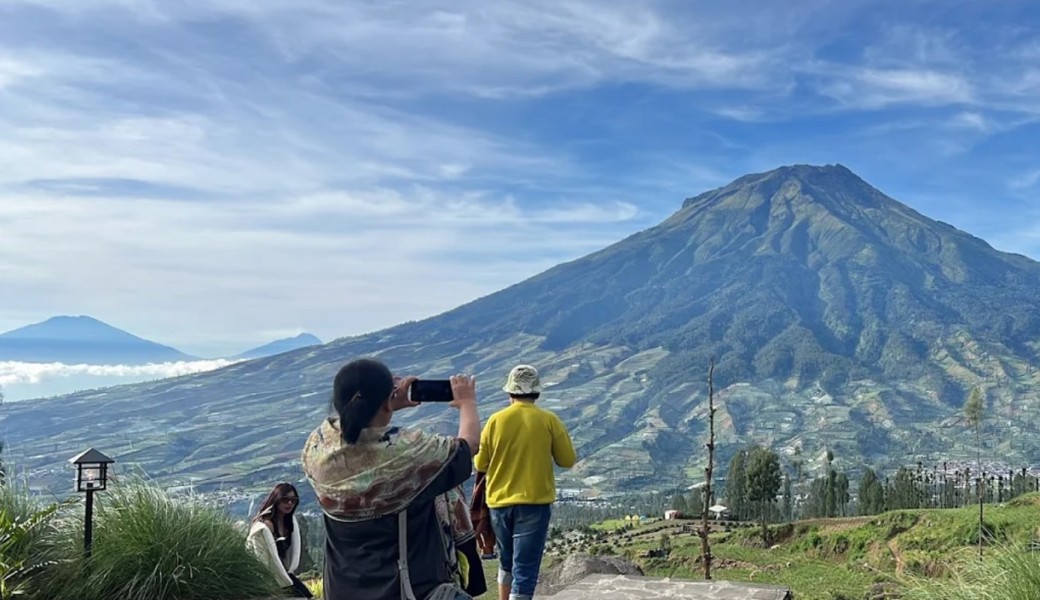 Wisata Alternatif Dieng Super Keren! Spot Golden Sunrise Terbaik, Matahari Nongol di Antara Deretan Pegunungan