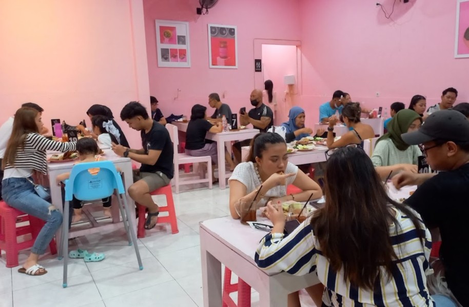 Makanan Khas Bali Ini Lagi Viral Banget Namanya Warung Pink Tempong, Dijuluki Sambelnya Kek Ada Sihirnya Enak Banget