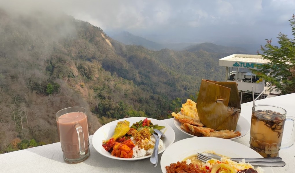 Wisata Jogja Terkenal Ini Tempat Makan di Atas Awan View Gunung Merapi, Merbabu, Sindoro dan Gunung Sumbing