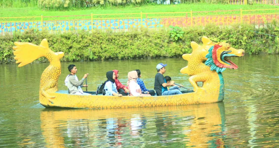 Wisata Murah Meriah di Cisarua Bogor Ini Cocok untuk Acara Keluarga, Cobain Wahana Perahu Naga dan Water Boom