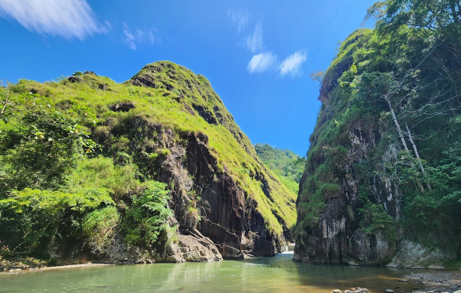 Wisata Rasa Thailand Ini Cuma dari Garut, Modal Rp15 Ribu Bisa Nikmati Sungai Biru Toska Diapit Bukit Asri yang Bikin Candu