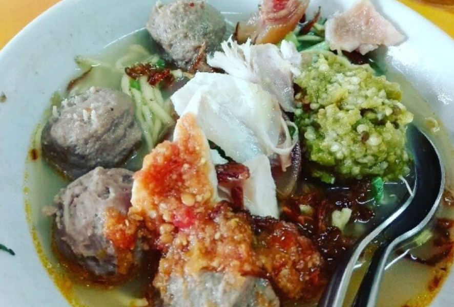 Cobain Bakso Kikil Lembut Plus Jeroan Berlimpah Sampe Offside di Mie Kocok Mawar Bogor