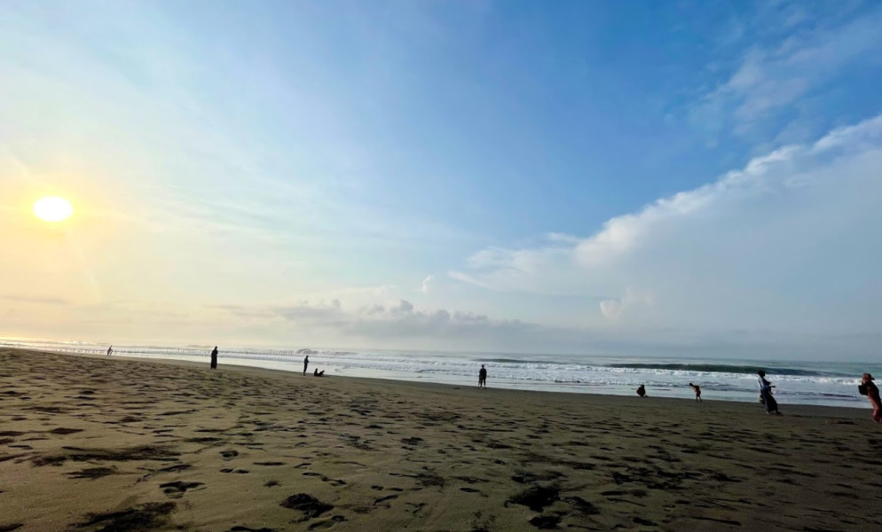 Kabupaten Kebumen Punya Pantai Unik dengan Pasir Kuning Cerah Bikin Momen Golden Hour yang Sangat Indah