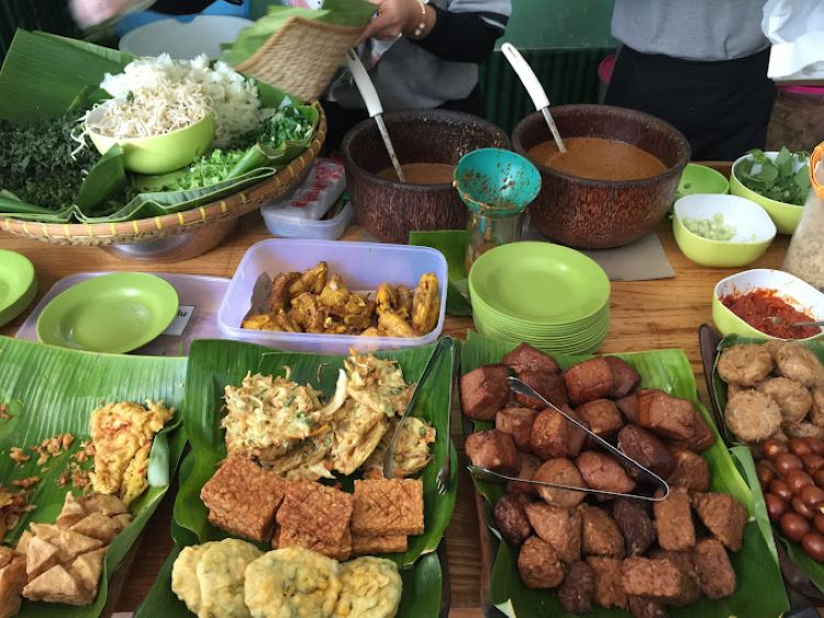 Pecel Pincuk Daun Jati: Kuliner Otentik Madiun di Bogor yang Lezat tapi Belum Banyak Dikenal