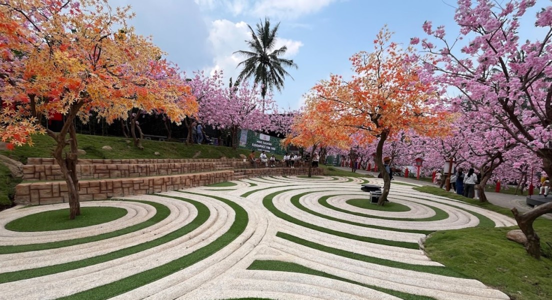 Gak Usah Liburan ke Jepang, Modal Rp45 Ribu Bisa Nikmati Vibes di Kebun Penuh Pohon Sakura sampai Menara Pisa