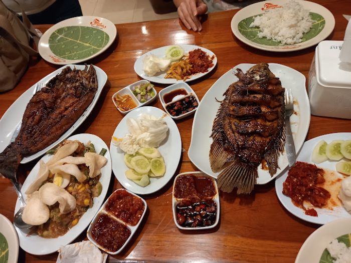 Menunya Super Lengkap! Restoran Sunda di Tangsel Langganan Para Artis Surga Kuliner dan Rekreasi untuk Semua