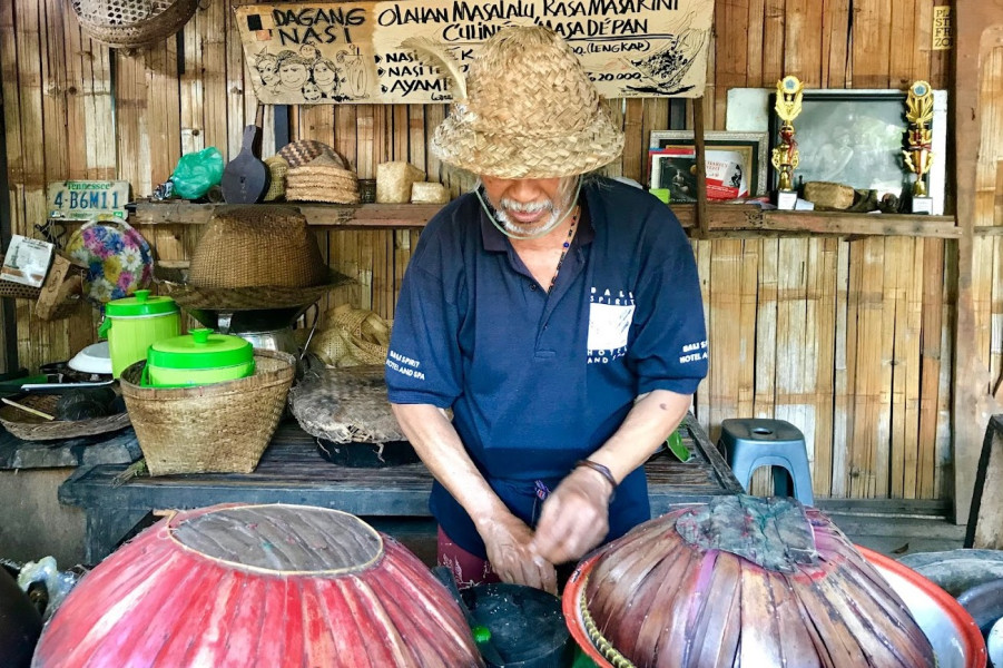 Cobain Vibes Makan di Desa Jadul Pakai Sendok Kayu dan Pincuk, Cuma di Nasi Tekor Kertalangu Bali Bikin Nagih!