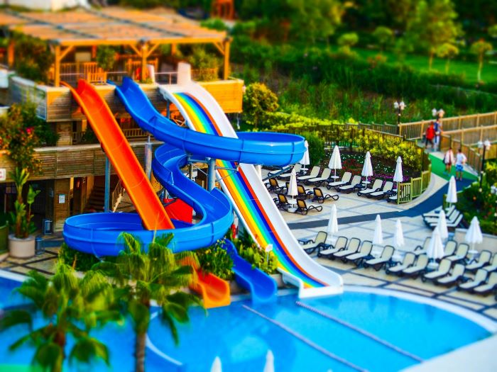 7 Wisata Waterpark Paling Seru di DKI Jakarta Lengkap Harga Tiket, Cuaca Panas Gini Enaknya Bermain Air