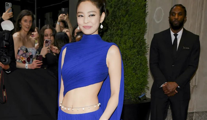 Jennie BLACKPINK di Met Gala 2024 Pakai Gaun dan Eyeshadow Biru Menyala, Tutupi Perut Pakai Mutiara Berkilau!