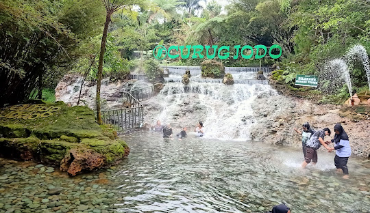 Nikmatnya Berendam Air Panas di Curug Jodo Ciater