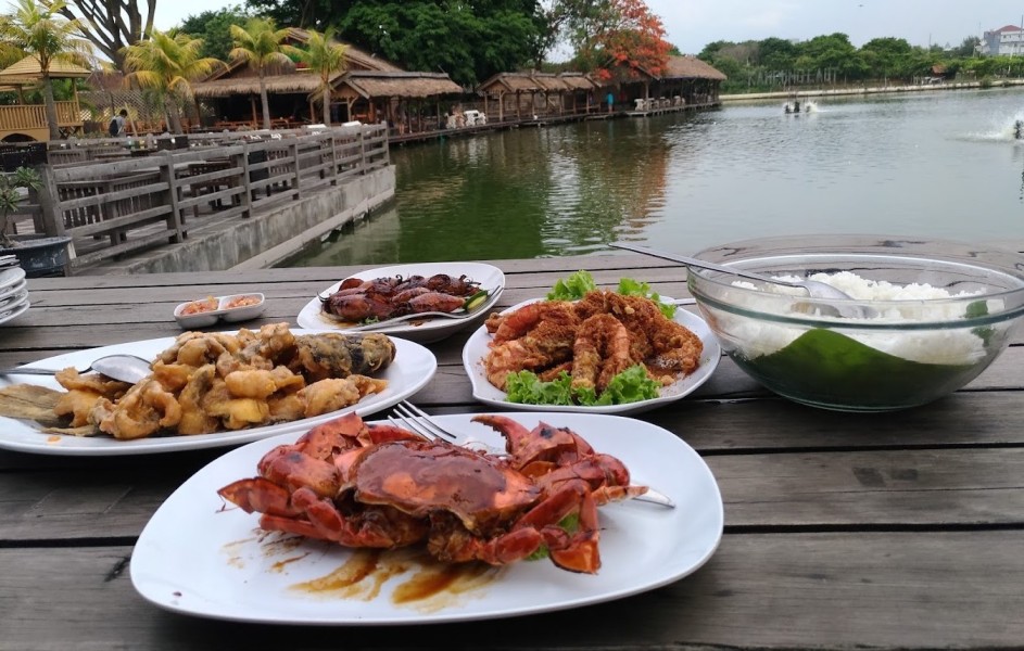 Liburan ke Semarang? Wajib Cobain Tempat Makan Seafood di Restoran Kampung Laut, Srimping Saus Padangnya Juara dan Ada Kolam Pancing