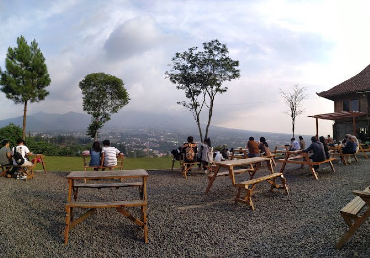 Tempat Nongkrong Hits di Puncak Bogor dengan Pemandangan Memesona, Humaira Coffe