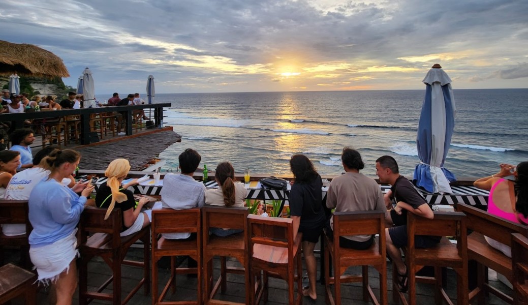 Single Fin Bali, Surga Senja di Uluwatu untuk Para Pencinta Sunset dan Debur Ombak