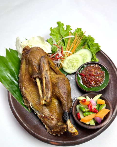 Hidden Gem Kuliner Bebek Goreng di Jakarta Barat, Ratusan Porsi Ludes Dalam Sehari, Enak Banget Pantesan Seramai Itu!