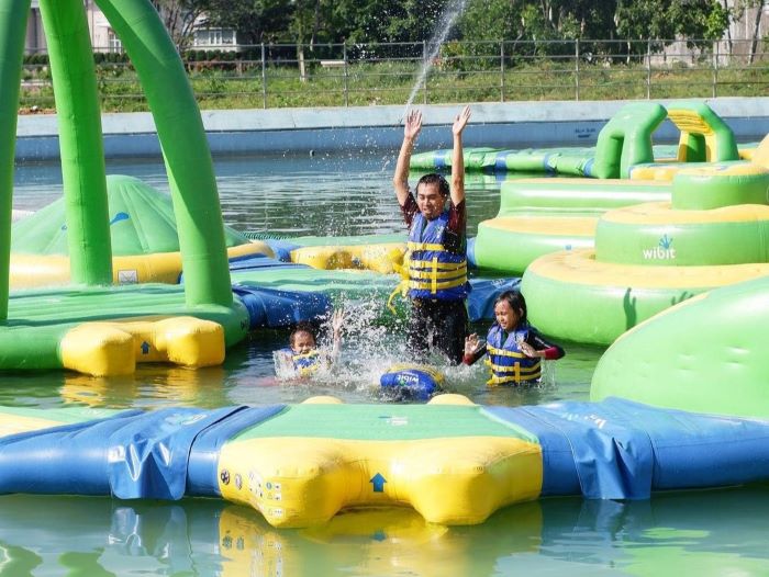 Wisata Air Bogor Aquagame Rasakan Bermain Balon Raksasa Seru di Atas Danau Pertama di Kota Hujan