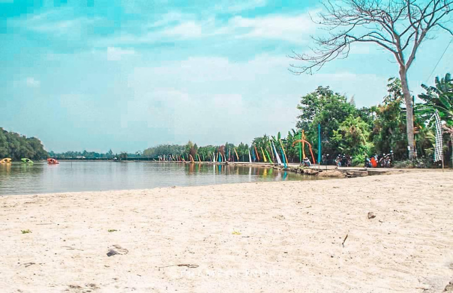 Ada Wisata Pantai Buatan di Bogor, Pasir Putihnya Bersih Cocok Buat Main Anak Seharian