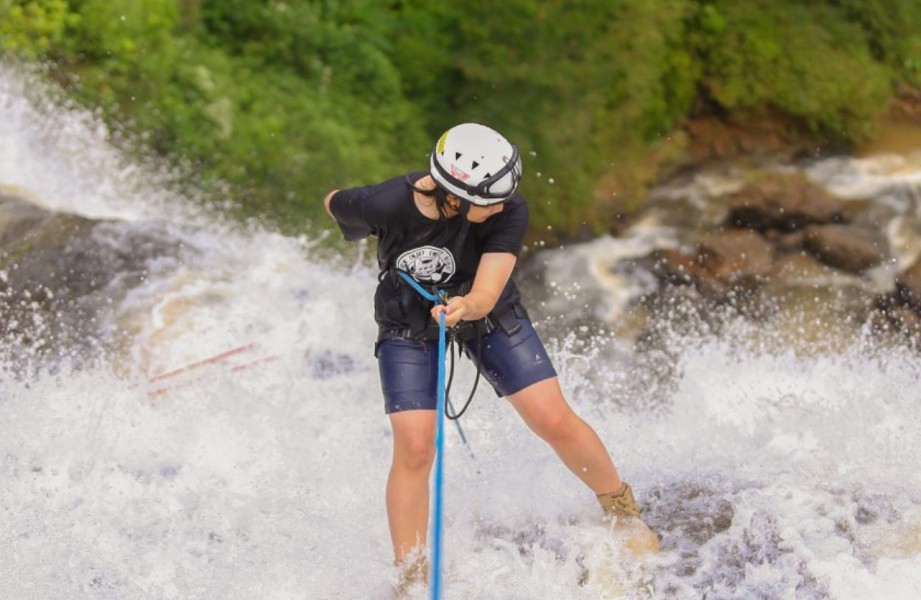 Wisata Cianjur Ini Bak Air Terjun Niagara Amerika Utara, Ada Wahana Panjat Tebing dengan Sensasi Percikan