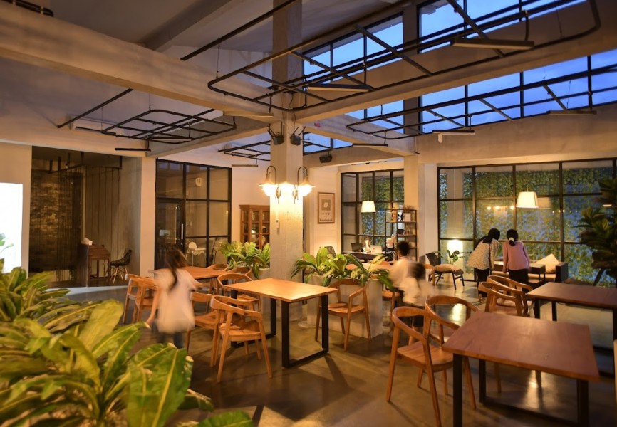 Sruma Coffee and Eatery: Tempat Nongkrong Luas dengan Interior Industrialis, Kopi Nendang, Makanan Lezat, dan Pelayanan Ramah di Jatiasih