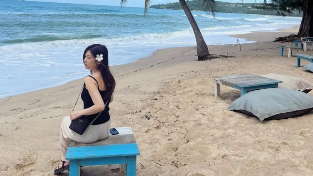 Deretan Potret Cantik Jung So Min Santuy di Pantai, Pakai Hiasan Bunga Kamboja Mirip Orang Bali