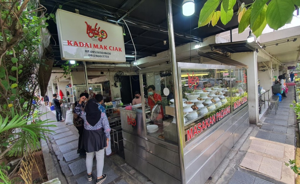 Sandiaga Uno Approved! Rumah Makan Padang Terbaik di Jakarta, Tunjangnya Empuk dan Lembut Meleleh di Lidah!