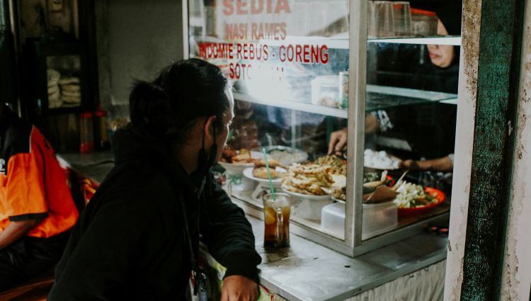 Tempat Makan Siang di Bogor Hanya 10 Ribu, Bebas Nambah Nasi, Sambal, dan Lalap! Bisa Ngulek Sambal Sendiri!