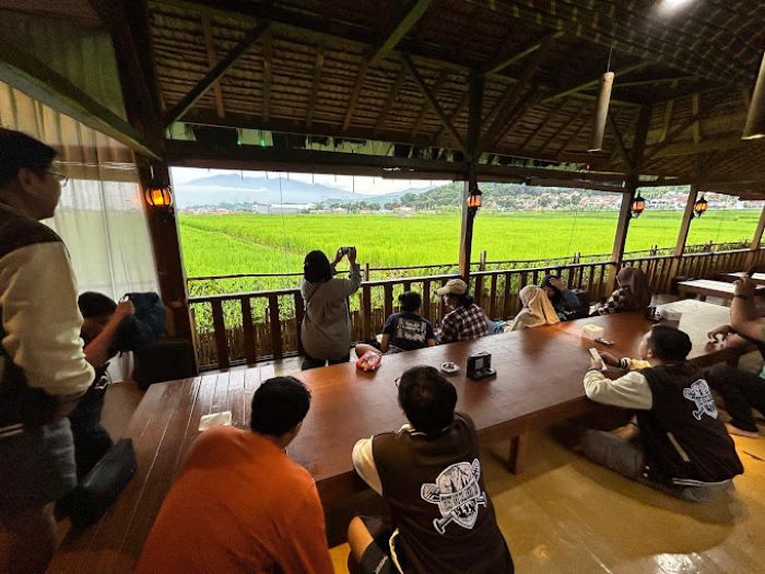 Tempat Makan Keluarga di Bandung Makanannya Enak Bonus Pemandangan Cantik Sawah Hijau