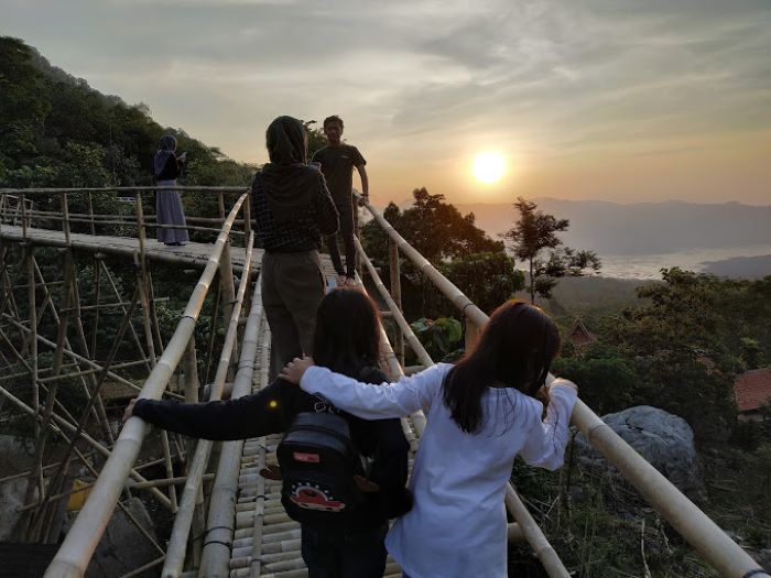 Ekstrem! Wisata Jembatan Bambu di Jawa Barat Ini Panjangnya 2,5 Kilometer Berada di Tengah Pegunungan