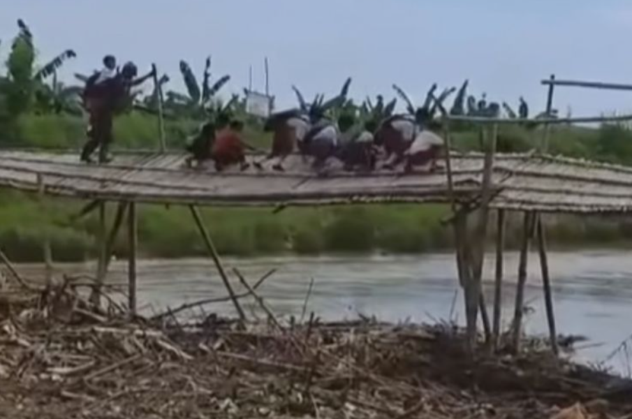Viral Perjuangan Siswa SD Melewati Jembatan Rusak untuk Berangkat Sekolah Dibantu Anggota TNI