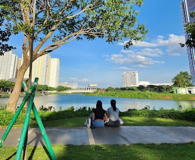 Tempat Nongkrong Gratis di Bekasi Ini Vibesnya Kaya Singapura, Viral karena Pemandangan Danaunya Bikin Hati Meleleh