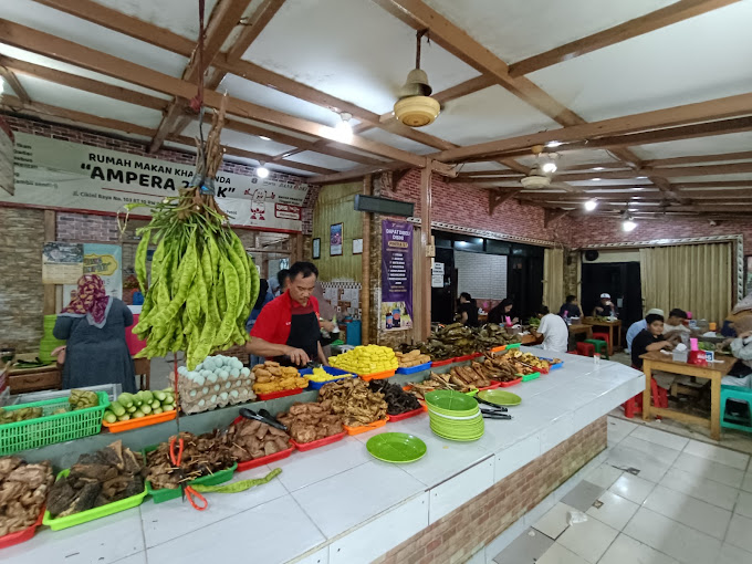 Warung Sunda Paling Rame di Jakarta, Gurame Goreng dan Ikan Asin Jambalnya Tiada Tanding