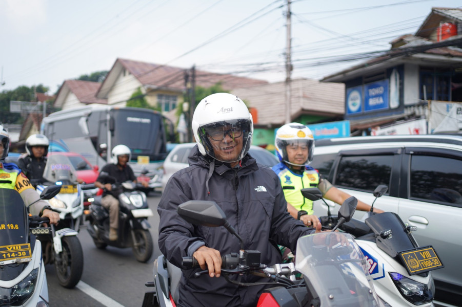 Lalulintas di Puncak Bogor Padat Merayap saat Libur Natal 2023