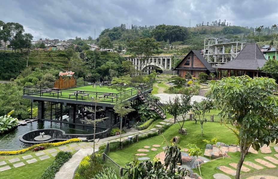 Wisata Bikin Candu Sedunia! Sensasi Jalan di Atas Awan Lihat Gunung Sindoro Sumbing, Jangan Lupa Sambil Nyemil Ubi Rebus!