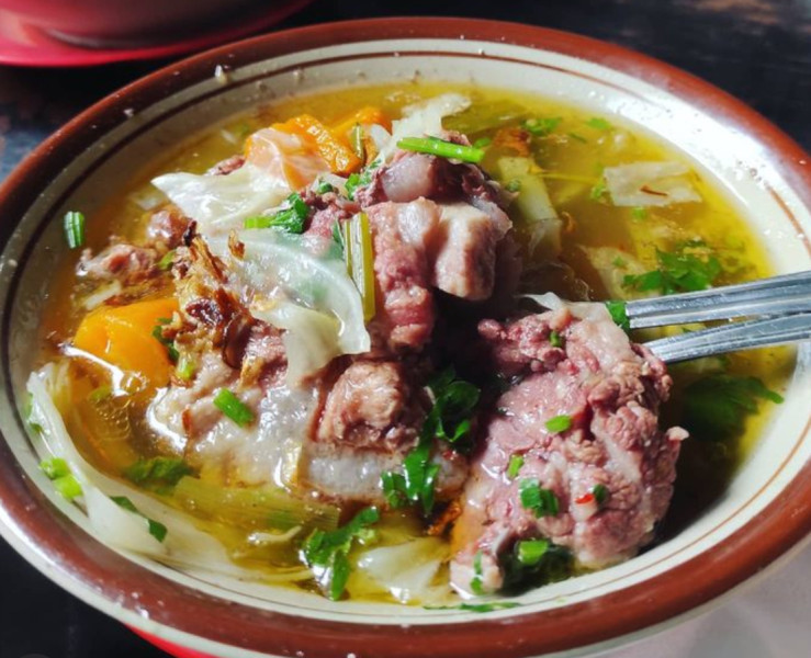 Sop Buntut Ma’Emun, Destinasi Kuliner Bogor Legendaris yang Cocok Buat Sarapan Pagi!