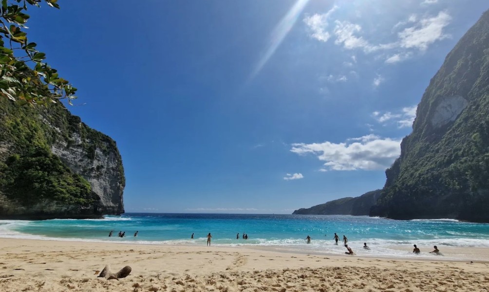 Salut Banget Buat Warga Lokal Bali yang Menjaga Keindahan Kelingking Beach, Air Lautnya Biru Bening Gitu