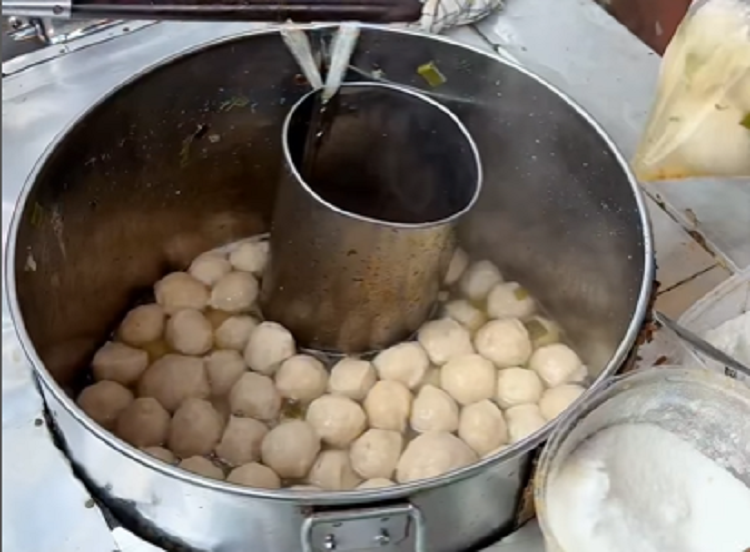 Makanan Ini Viral di Bogor, Baslok si Abah yang Selalu Bikin Ngantre Pembeli