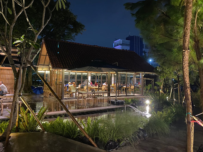 Review Cafe Estetik di Bandung, Konsep Hutan Tropisnya Epik Banget