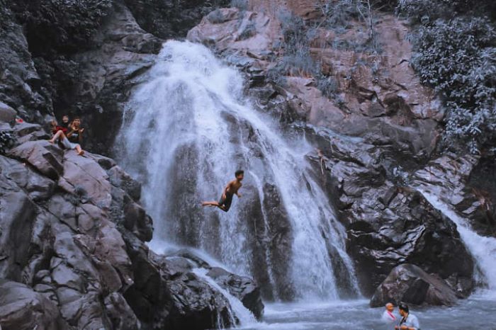 Inilah Wisata Air Terjun Terjernih di Bogor, Main Air di Sini Pikiran Jadi Enakan Banget!