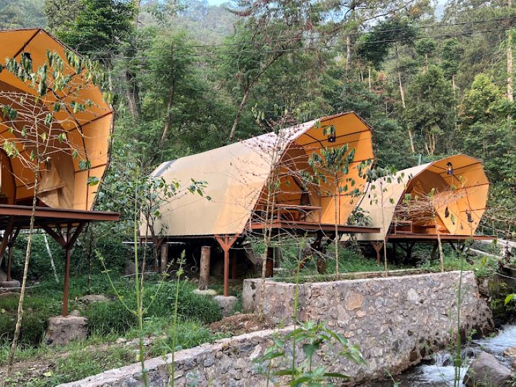 Glamping Pinggir Sungai di Bogor, Murah Dapat Makan 4 Kali Suasananya Teduh Banget